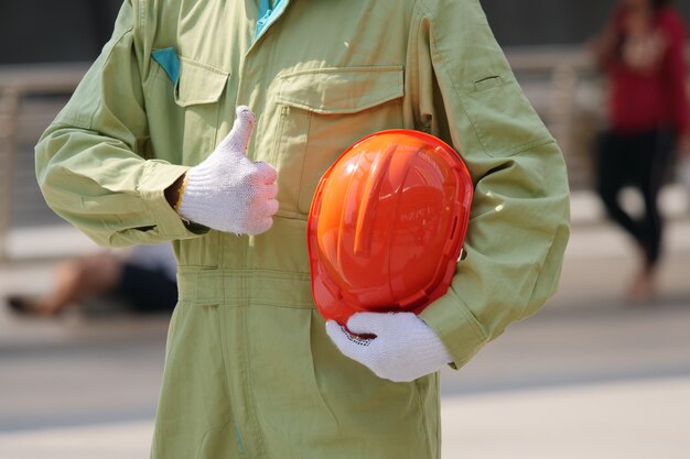 Bí quyết chọn nón bảo hộ lao động cho công nhân ngoài trời nắng nóng