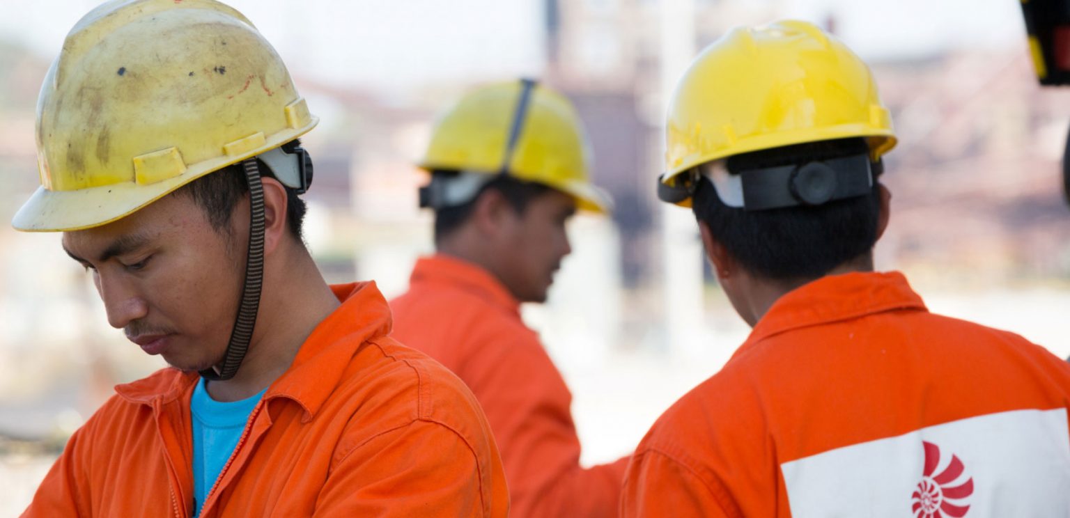 Khi nón bảo hộ lao động cứu sống cả đội thi công