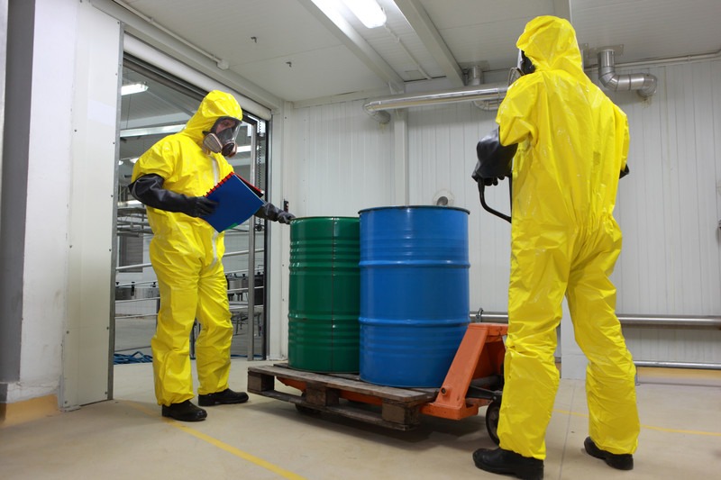 Găng Tay Chống Hóa Chất: Nitrile hay Latex – Ai Thắng Thế?