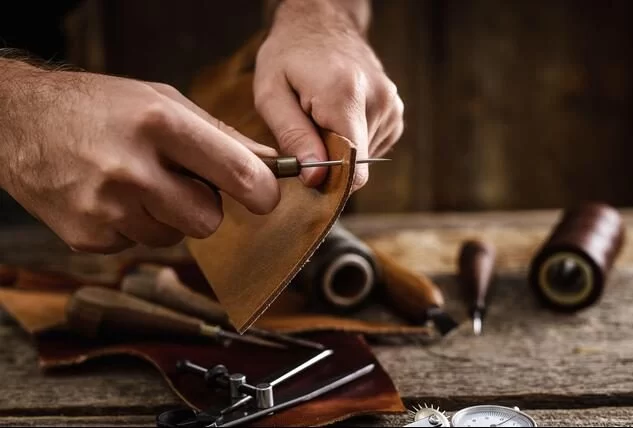 Găng Tay Chống Cắt: Vũ Khí An Toàn Cho Nghệ Nhân Làm Đồ Da Thủ Công