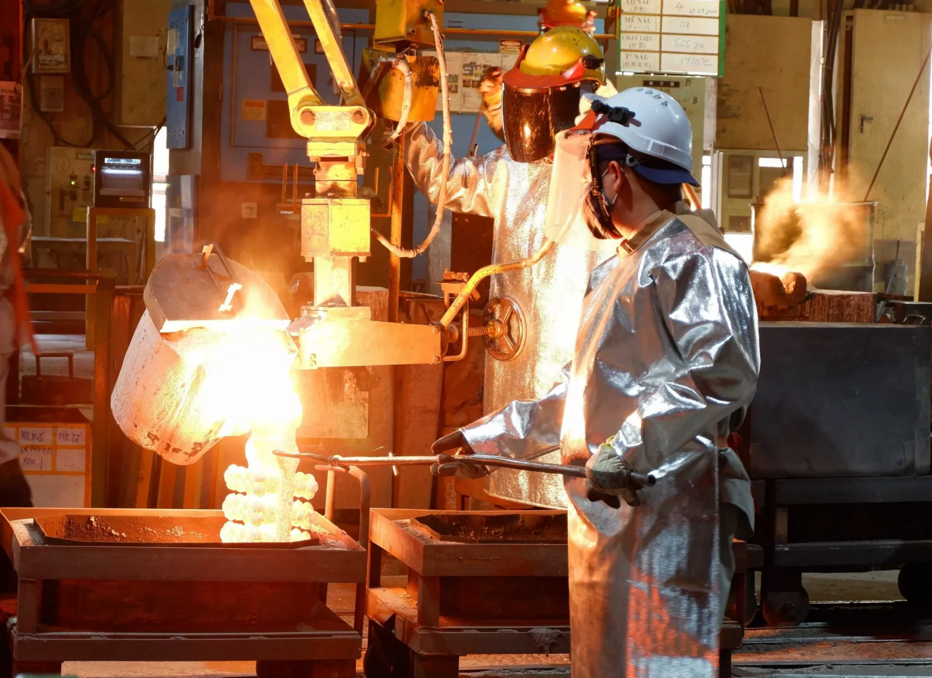 Tạp dề Blue Eagle chống nhiệt: Bảo vệ da khỏi nhiệt độ > 500°C.