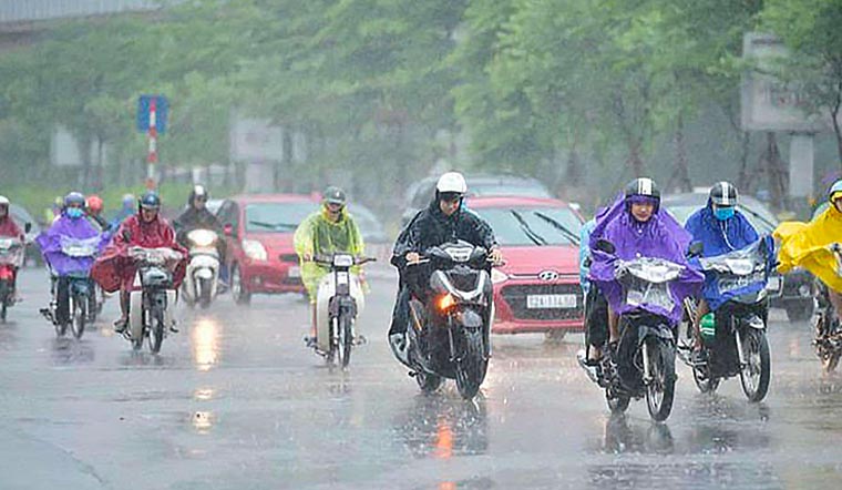 Áo mưa cánh dơi và áo mưa bộ màu cam phản quang: So sánh sự tối ưu của 2 sản phẩm?