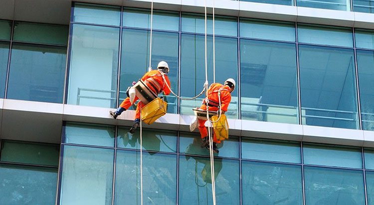 Hướng dẫn chọn dây an toàn cho thợ lau kính trên cao