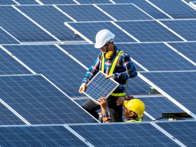 Trang bị dây an toàn cho công việc lắp đặt hệ thống năng lượng