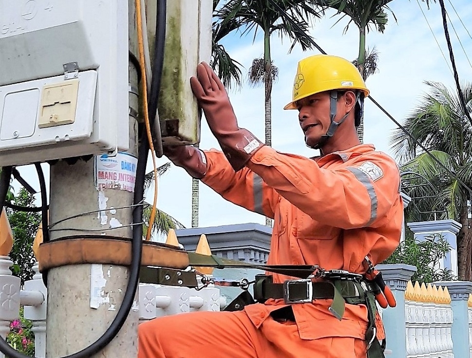 Dây an toàn COV B1: Giải pháp bảo vệ cho thợ điện lắp đặt cột điện